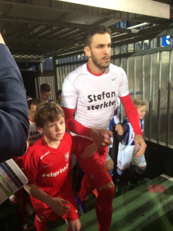 MOOI! Spelers FC Twente in speciaal 'Stefan sterkte' shirt