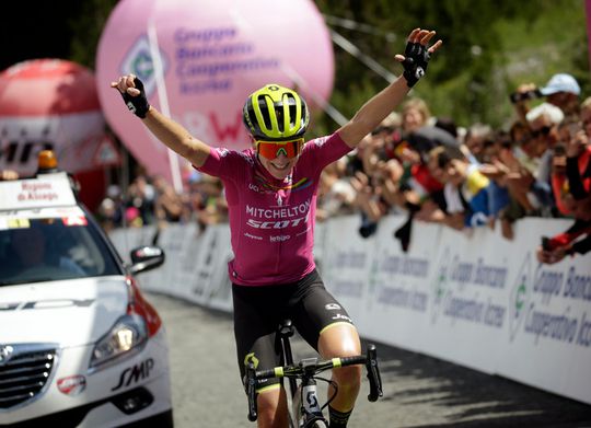 Dubbelslag voor Van Vleuten in Giro Rosa: etappe én leiderstrui na 'slachting' van concurrenten