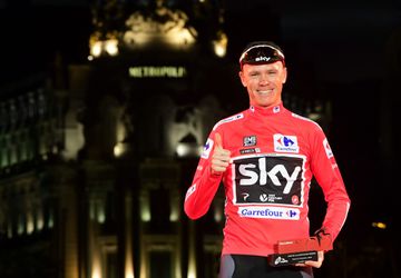 Froome gaat uit de kleren voor Britse krant (foto)