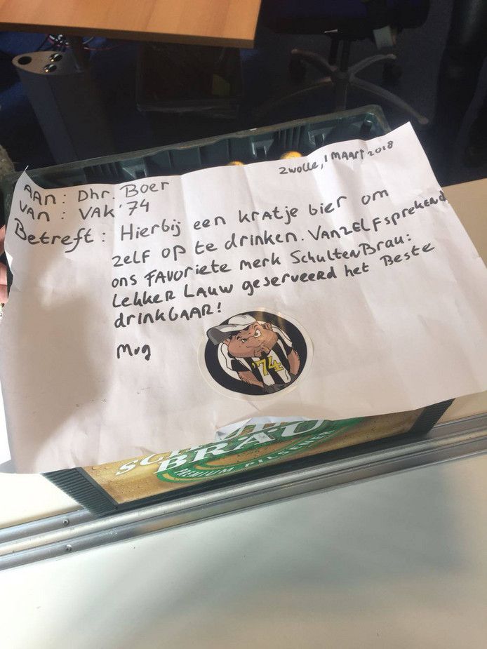 Boer krijgt bier van supporters Heracles Almelo