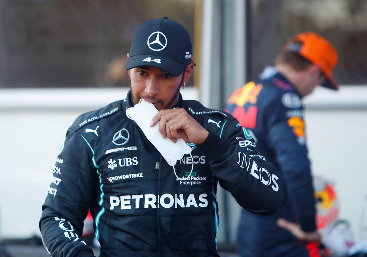 Engelse media zien Hamilton zeldzame fouten maken: 'Verstappen creëert een spanning die hij nog nooit gevoeld heeft'