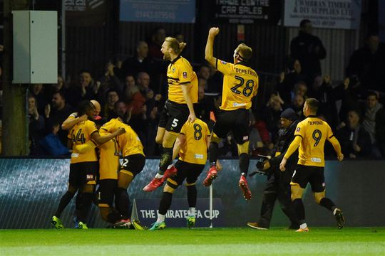 Vierdeklasser flikt het! Nietige Newport County schakelt Leicester City uit in FA Cup (video)