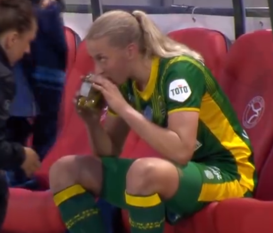 🎥 | ADO-speelster drinkt augurksap na wissel: 'Zwanger, denk je?'