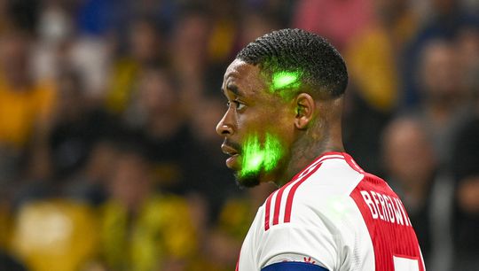 🎥 | Steven Bergwijn blijft koel ondanks lasershow: Ajax op voorsprong tegen AEK