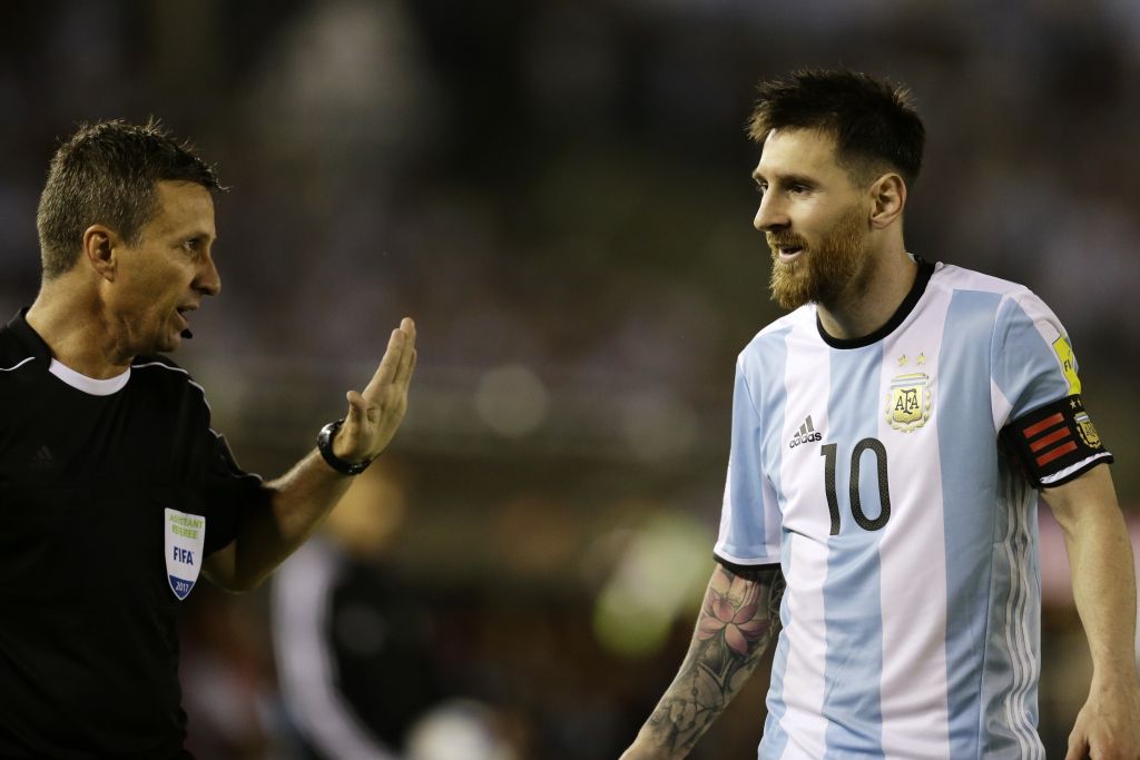 Strafcommissie FIFA wil Messi horen over wangedrag tegen Chili