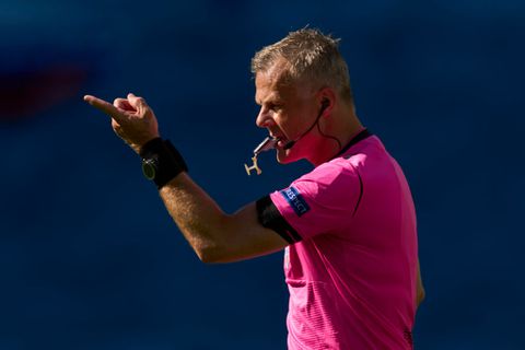 Björn Kuipers gaat misschien toch door met fluiten op topniveau: 'Zo ver ben ik nog niet'