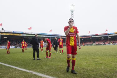 Wéér hommeles: Eagles-supporters bestormen veld en belagen spelers (video's)