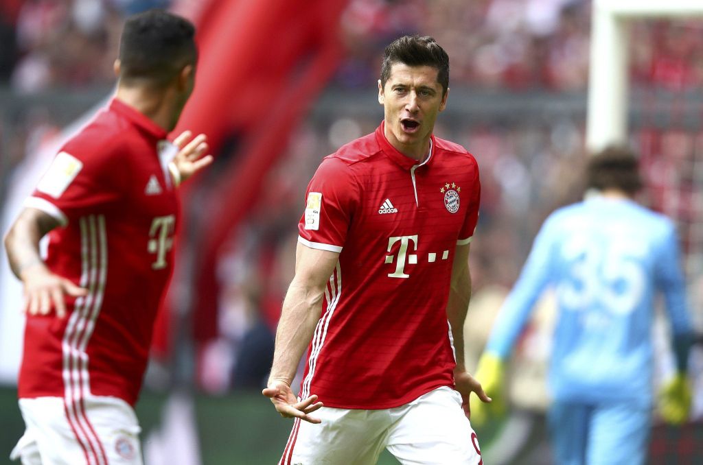 Hattrick Lewandowski bij klinkende zege koploper Bayern