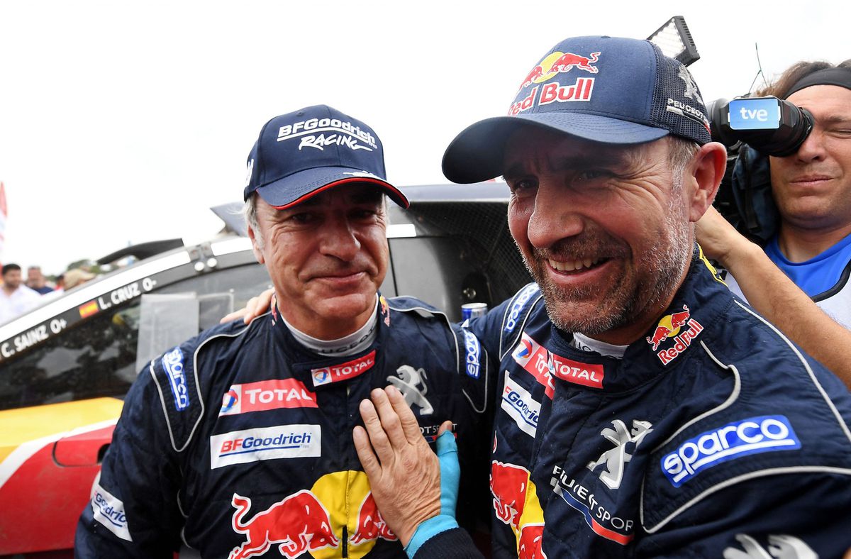 Sainz helemaal gesloopt na Dakar-winst: 'De moeilijkste van mijn carrière'