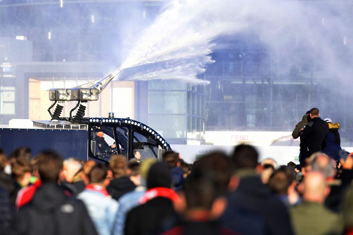 Entrada Ajax: 'ME had niet met waterkanonnen moeten schieten'