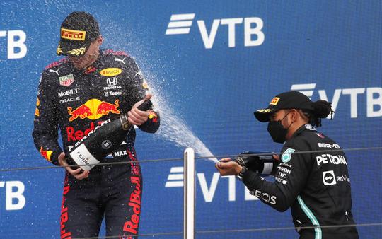 Villeneuve vindt WK-stand niet kloppen met realiteit: 'Verstappen is hele seizoen perfect'