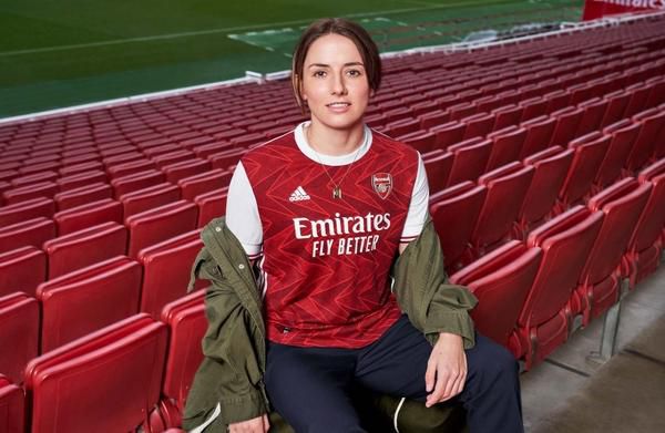 Van de Donk en Miedema laten nieuw Arsenal-shirt zien