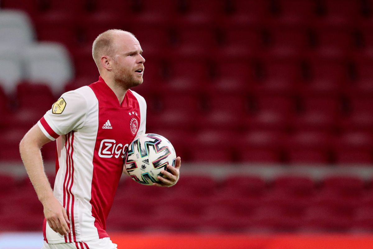 'Positief geteste' Davy Klaassen paar uur voor FC Midtjylland-Ajax gespot op Deens vliegveld