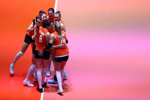 🎥 | Volleybalsters dreigen na nederlaag tegen Dominicaanse Republiek finaleweekend Nations League mis te lopen