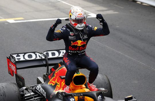 🎥 | Max Verstappen op z'n gemakje naar GP-zege in Monaco: 'Stond nooit onder druk'
