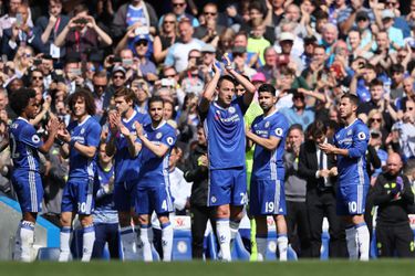 Chelsea eert John Terry met afscheidswissel in 26e minuut (video)