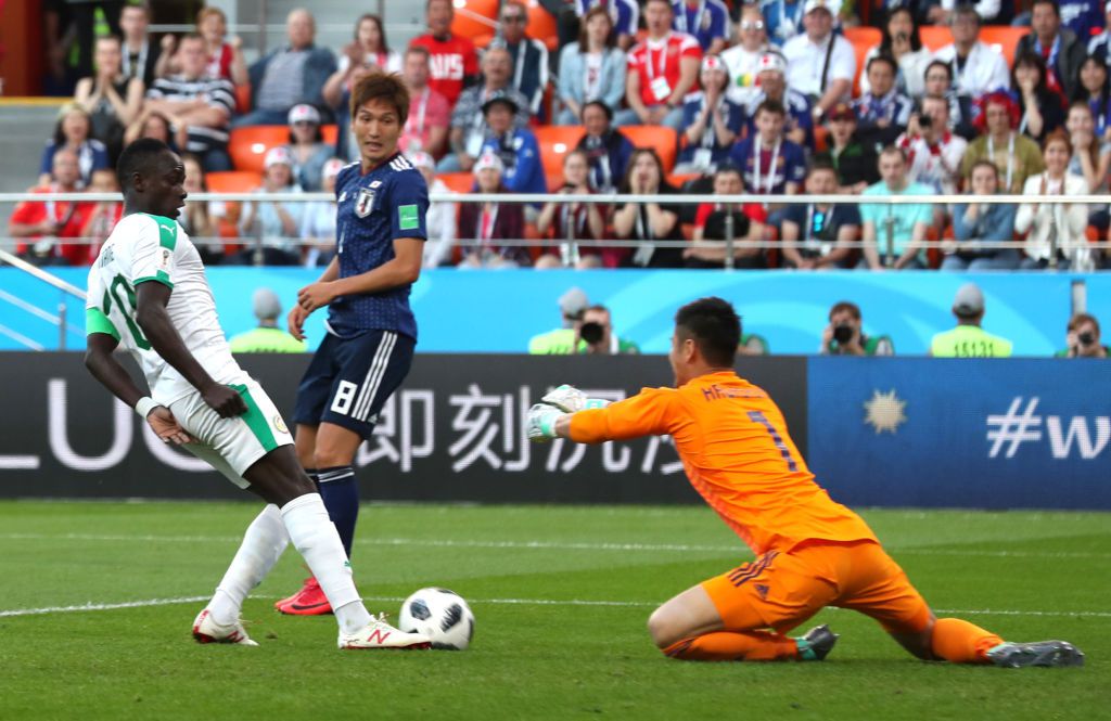 Keepers blunderen en zorgen voor vermakelijk gelijkspel tussen Japan en Senegal (video's)