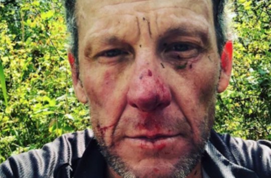 Gevallen Lance Armstrong ontmoet opvallende 'bekende' in ziekenhuis (video)