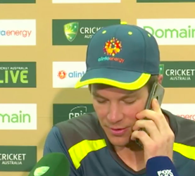 Australische cricketer neemt brutaal telefoon van journalist op tijdens persconferentie (video)