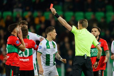 🎥 | NEC-fans even niet kijken: scheidsrechter Van der Eijk krabbelt terug: 'Dit was geen rood'