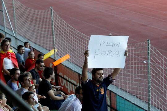 Piqué uitgekotst door deel van Spaanse fans