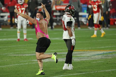 💰 | Streaker bij Super Bowl zette zélf geld in op een streaker (en won véél geld)
