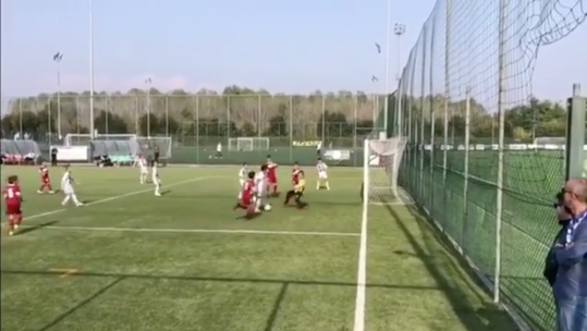 CR7 Junior balt iedereen helemaal zoek op jeugdveld Juventus (video)