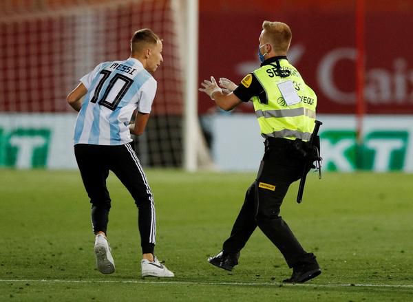 🎥 | Huh?! Supporter loopt het veld op bij match zonder publiek en wil Messi's handtekening