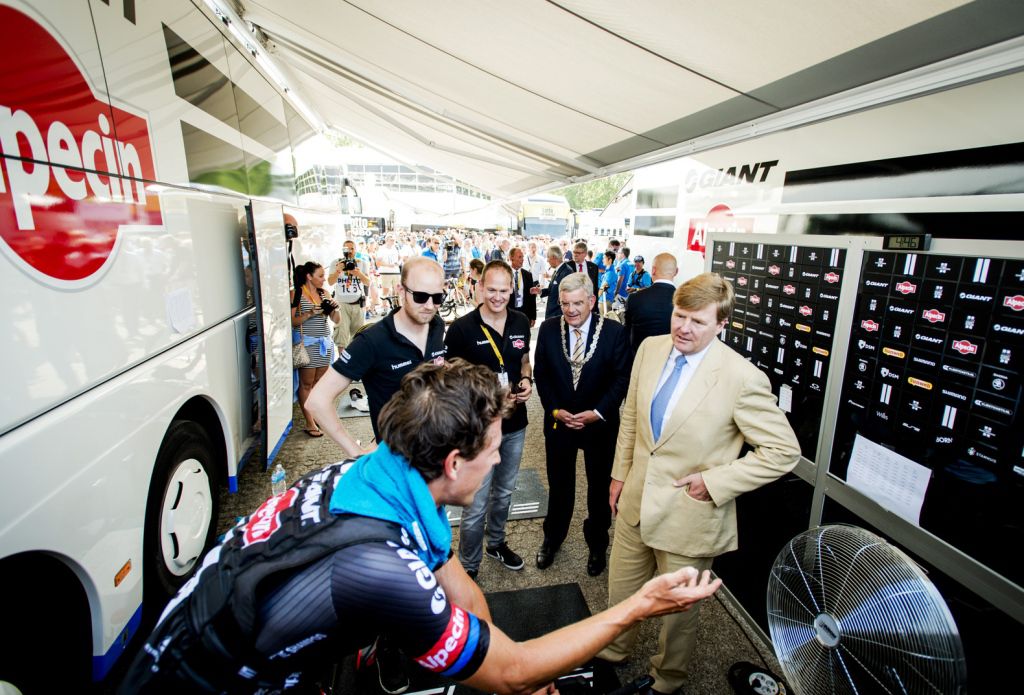 Koning rijdt in volgauto mee tijdens Giro in Apeldoorn