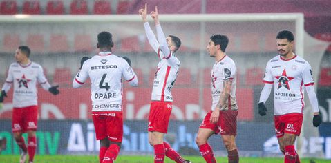 📸 | Grasmat van Zulte Waregem ligt er door schimmel BELABBERD bij