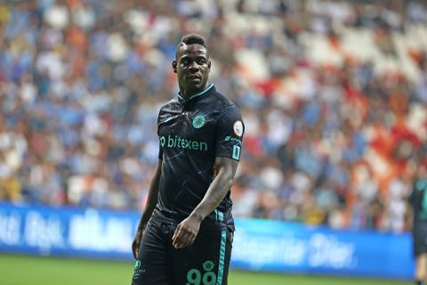 Pech voor Patrick Kluivert: Mario Balotelli voor maanden langs de kant