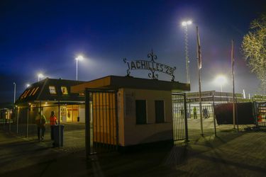 UPDATE: 'Vierde official Achilles-Jong Ajax onwel geworden: wedstrijd uitgesteld'