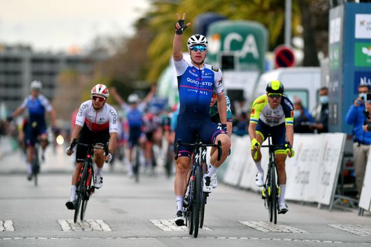 🎥 | Fabio Jakobsen voor 3e keer de snelste in openingsetappe Ronde van de Algarve
