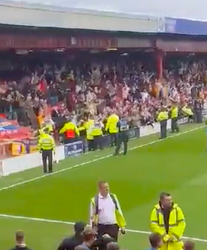 🎥 | Prachtig: Mansfield-fans worden HELEMAAL gek na winnende goal in de extra tijd