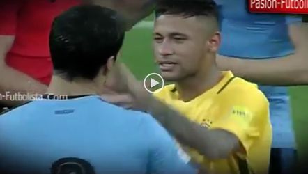 Neymar geeft 'grote vriend' Suárez tik in het gezicht (video)