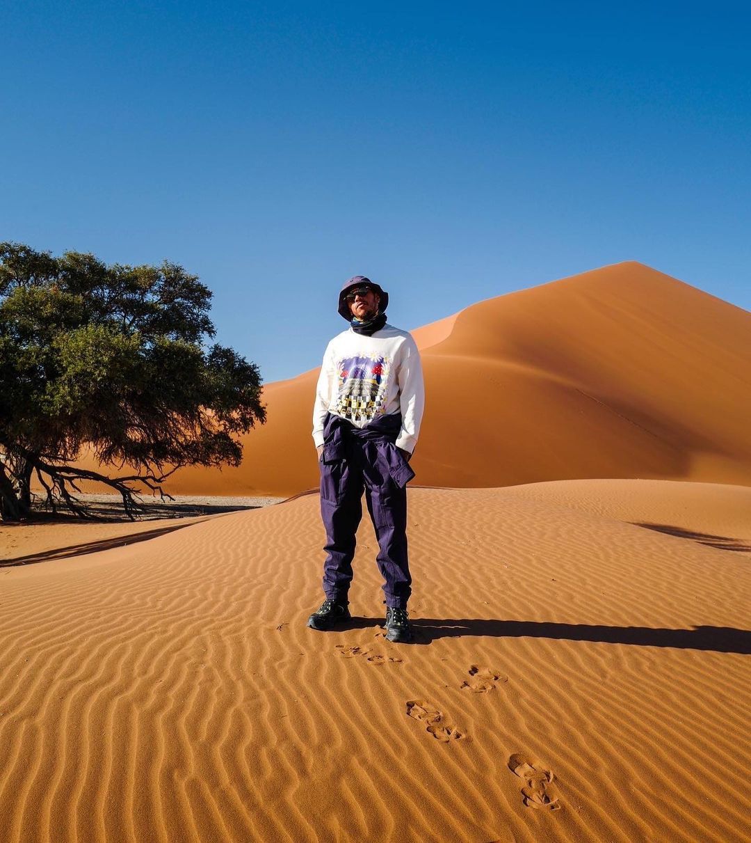 📸​| Lewis Hamilton zoekt naar zijn wortels in Afrika: 'Heeft mijn leven een reset gegeven'