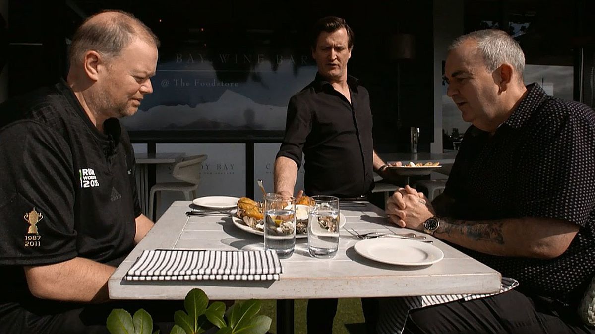 Barney en Taylor eten 'gezellig samen' in Nieuw-Zeeland (video)