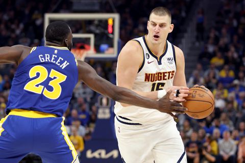 Geniale Nikola Jokic bezorgt Golden State Warriors 1e nederlaag van het seizoen