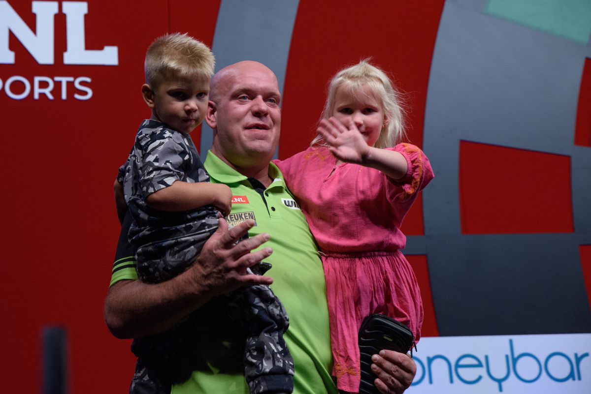 Michael van Gerwen doet oproep bij Viaplay: 'Wie heeft de knuffel van mijn kind gevonden?'