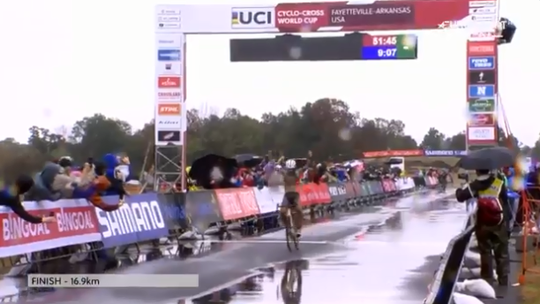 🎥 | Wereldkampioene Lucinda Brand slaat toe bij wereldbeker-veldrit in Fayetteville