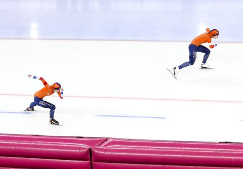 Irene Schouten en Antoinette de Jong schrikken niet van tijd Miho Takagi op 500 meter