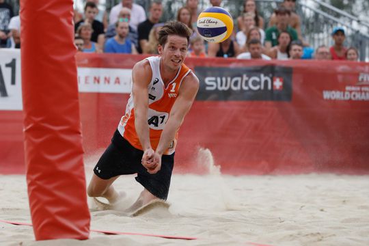 Ook Varenhorst en Van Garderen naar knock-outfase WK beachvolleybal