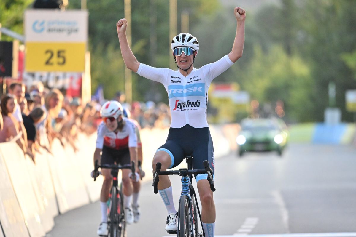 Lucinda Brand sprint in superkorte etappe naar 1e winst op de weg dit seizoen