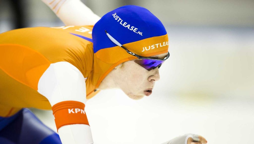 Antoinette de Jong zet de 500 meter op haar naam op NK allround