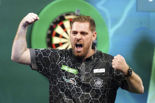 Live WK darts | Razma, Cross en Mansell simpel door, wedstrijd van Berry van Peer maakt indruk