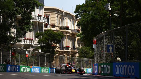 🎥 | Stoffige vrije training in Baku: Max Verstappen de snelste, maar ruziet wel met Ocon en Mazepin