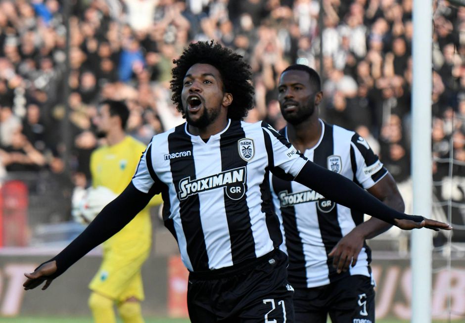 Scorende Diego Biseswar viert kampioensfeest met PAOK