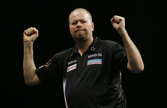 Raymond van Barneveld kegelt Adrian Lewis uit het toernooi (video)