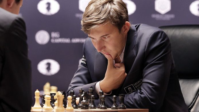 Karjakin verslaat Carlsen en neemt leiding in strijd om wereldtitel