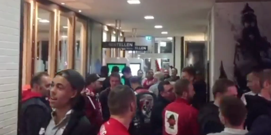 LOL! McDonalds-kassière maant zingende Leipzig-spelers tot stilte (video)